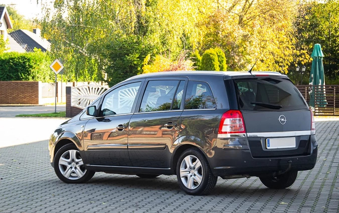 Opel Zafira cena 20900 przebieg: 220000, rok produkcji 2010 z Golub-Dobrzyń małe 781